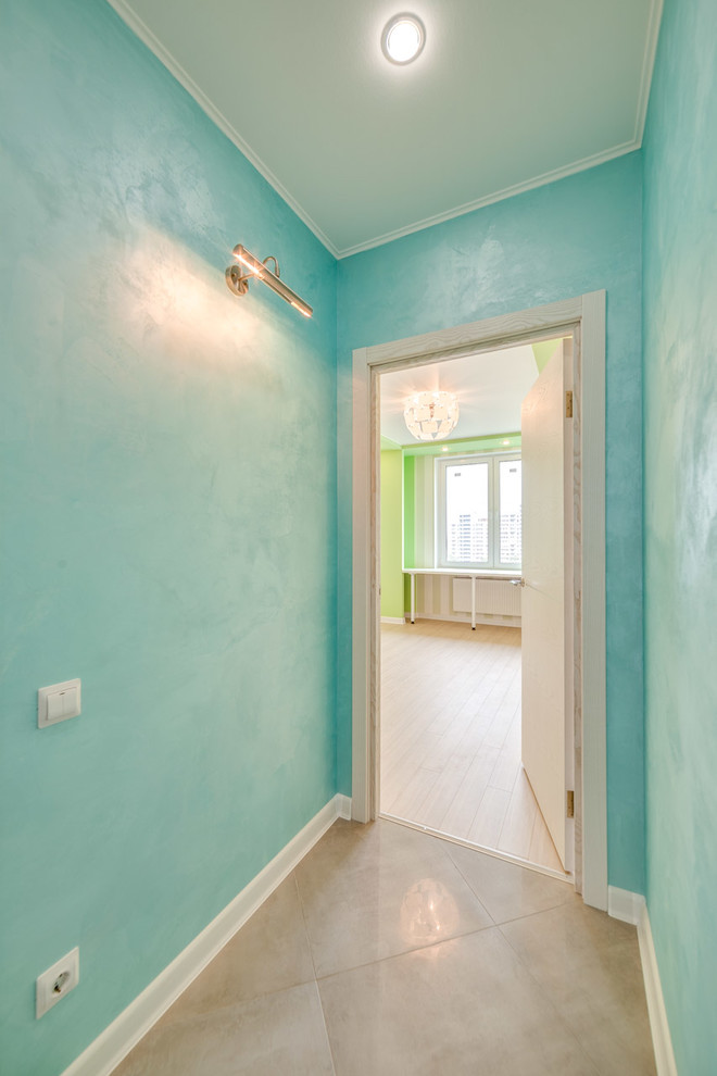 Смелая прихожая в бирюзовых красках