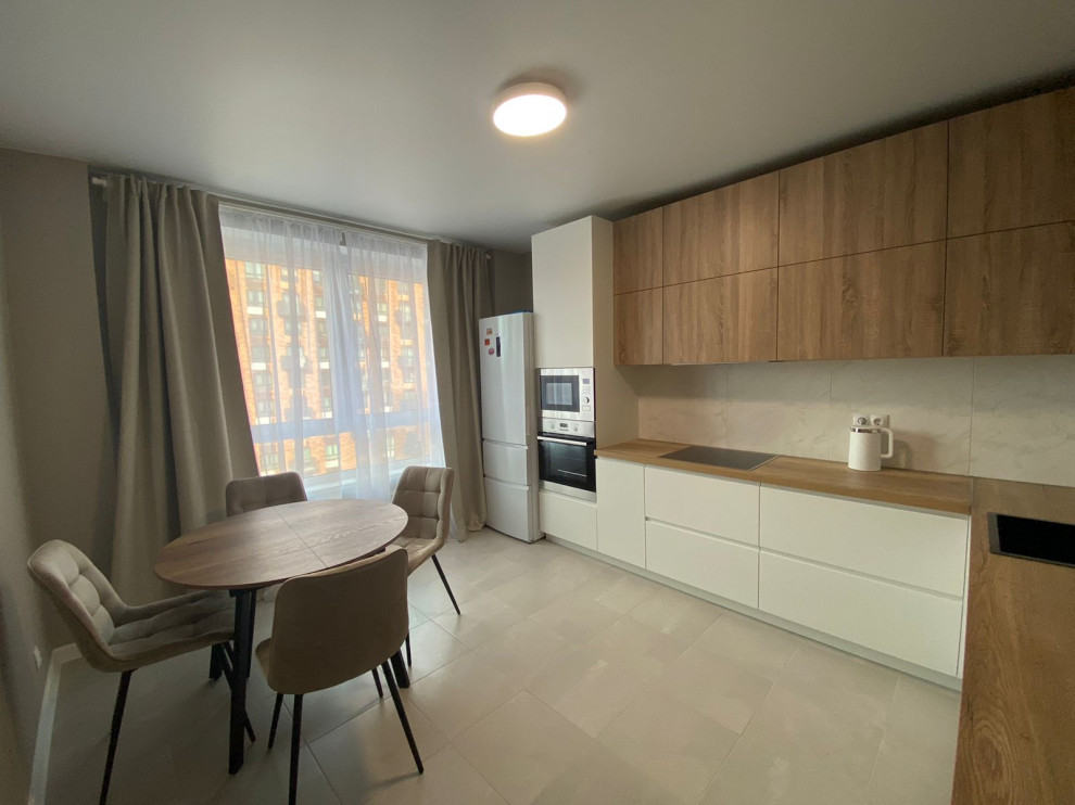 Светлая большая угловая кухня в белом и желтом цвете