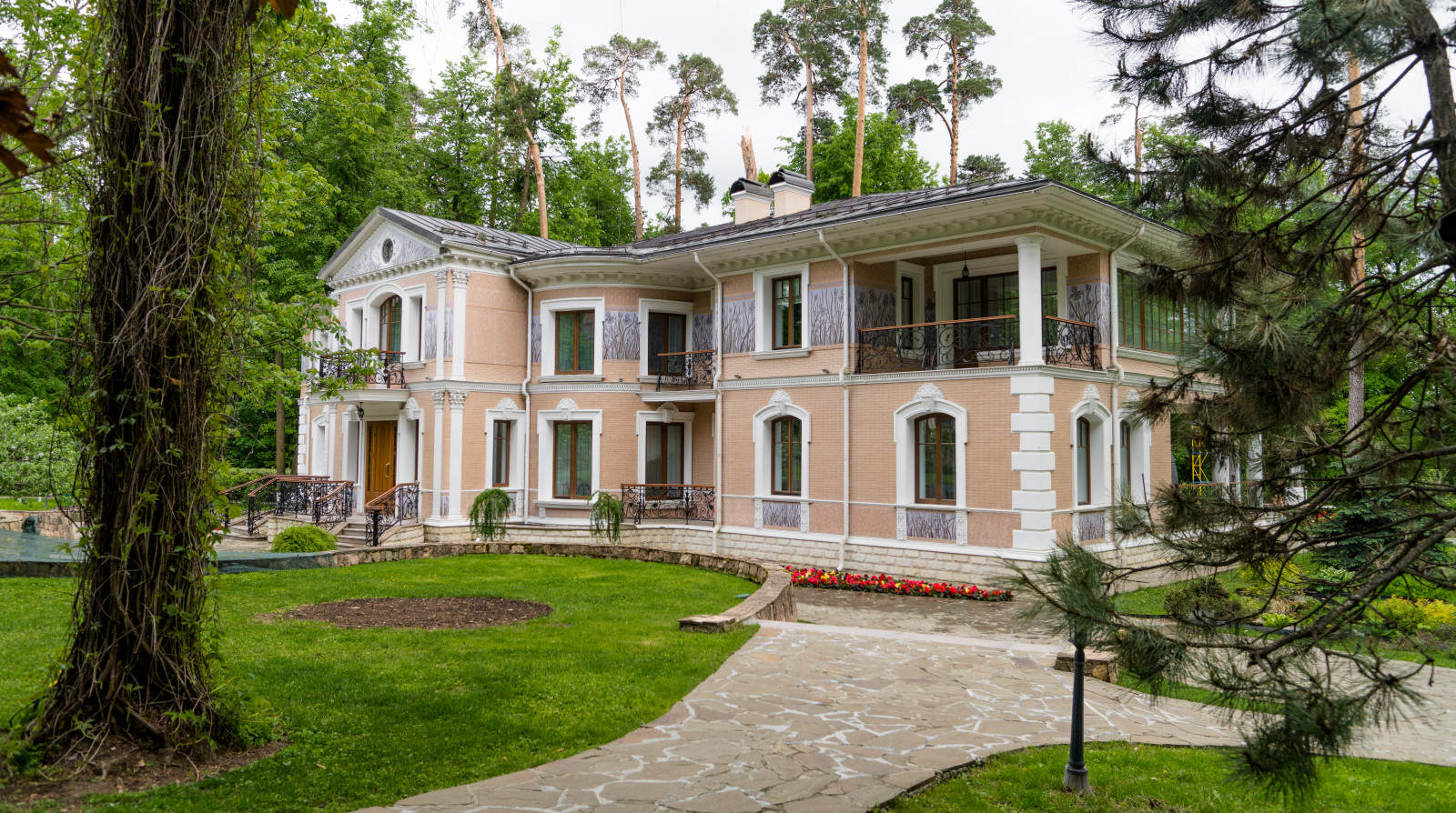 Интерьер и экстерьер загородного комплекса