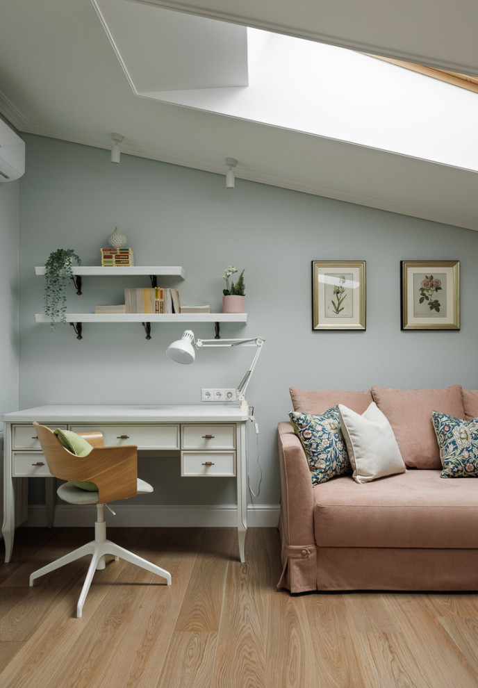 Комната молодой девушки под скатной крышей