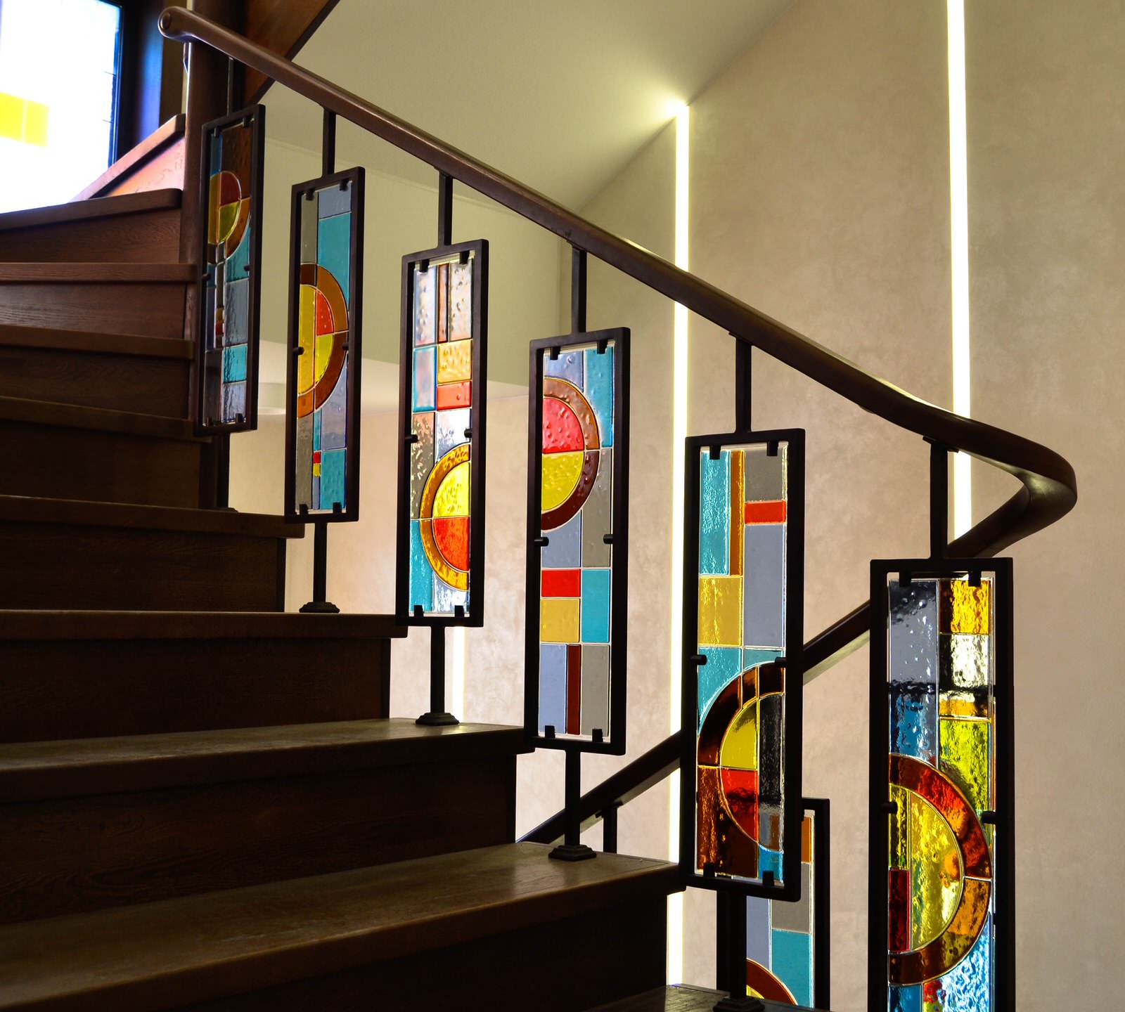 Лестница из массива дуба со стёклами Тиффани