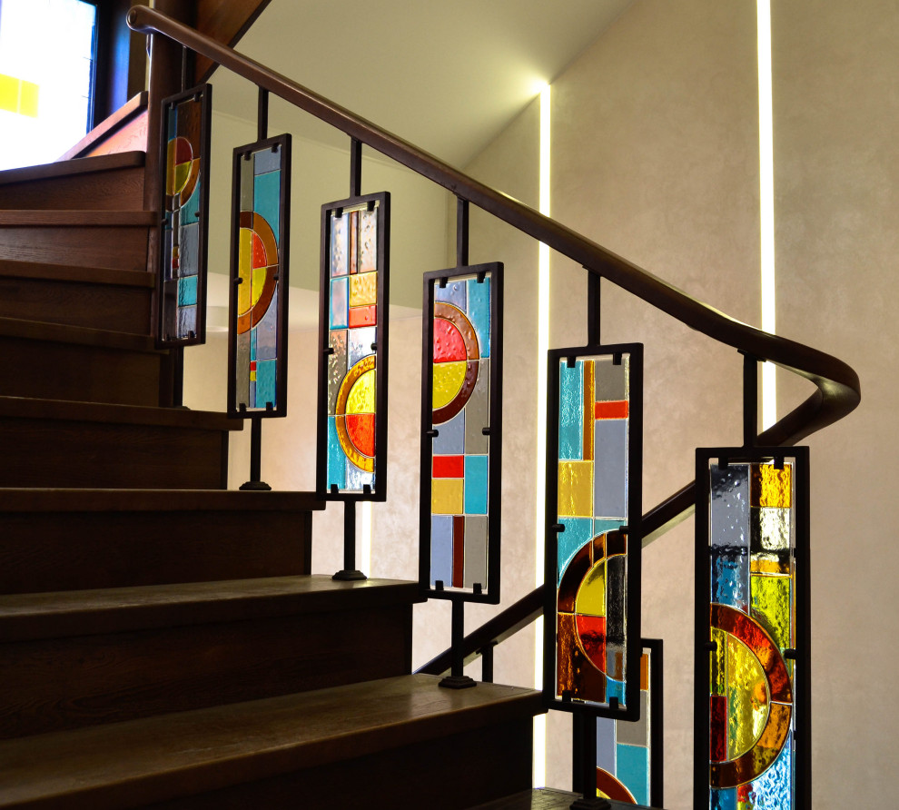 Лестница из массива дуба со стёклами Тиффани