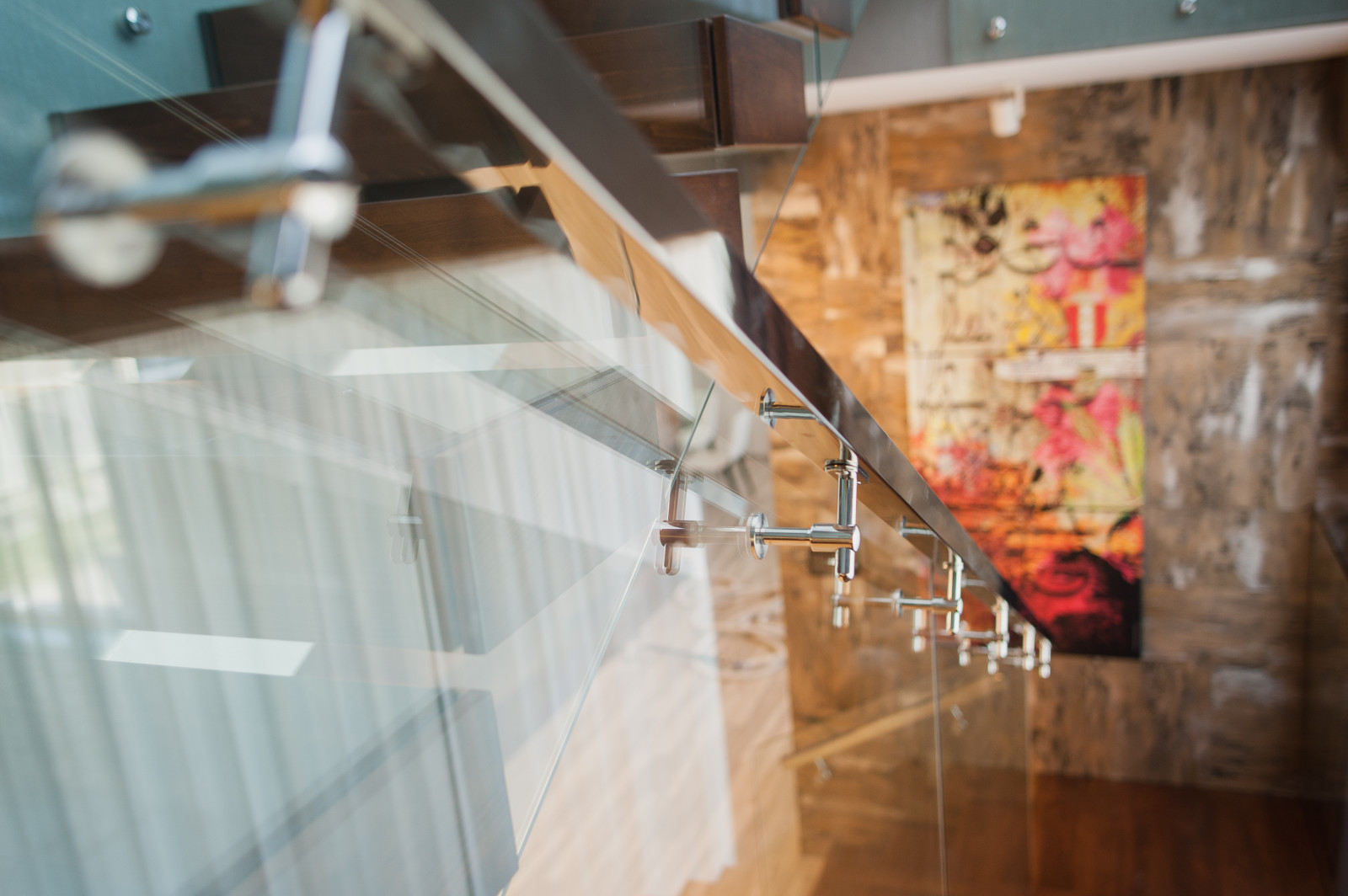 Дом в современном стиле с консольной лестницей