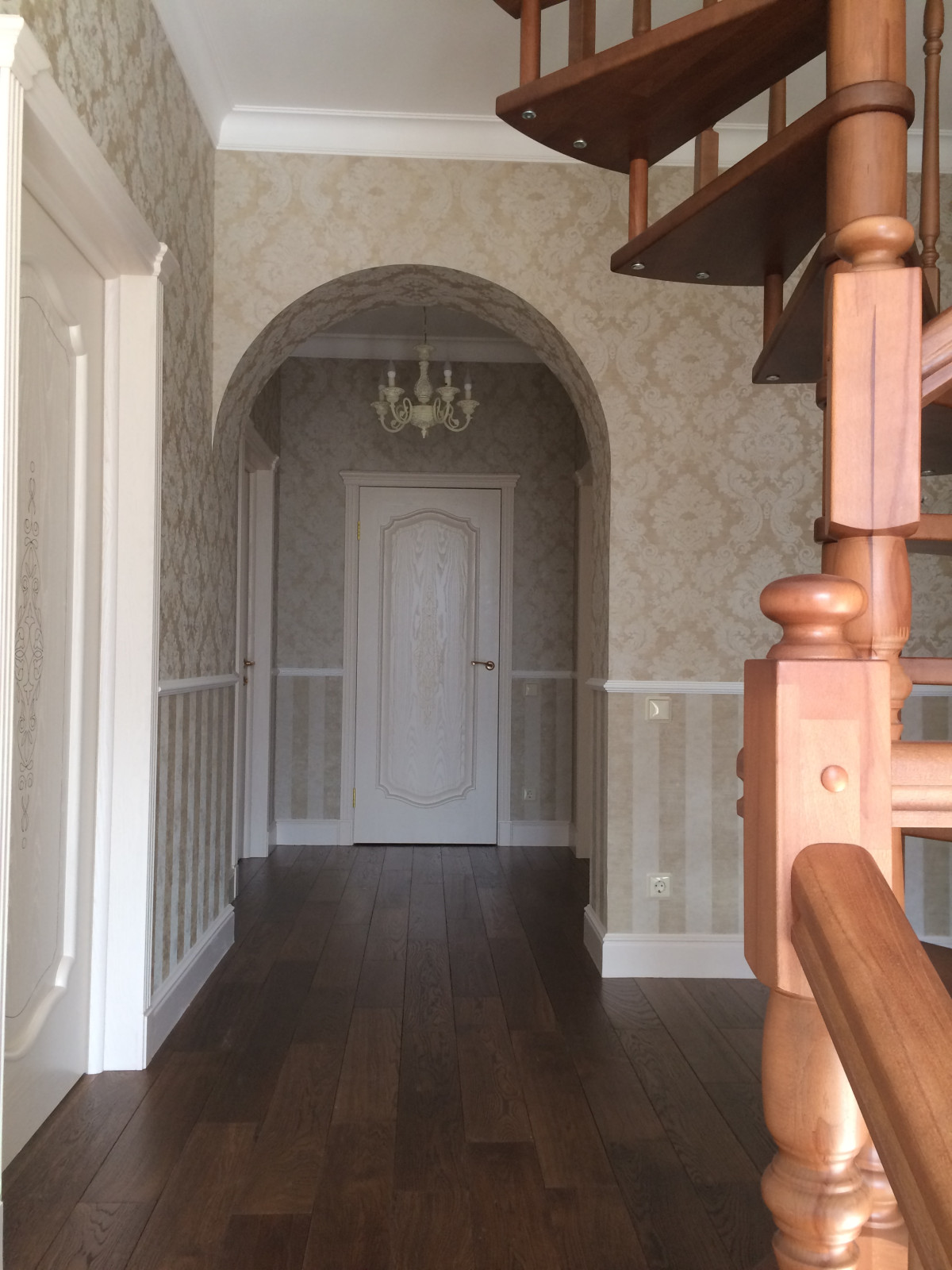 Холл второго этажа в загородном доме.