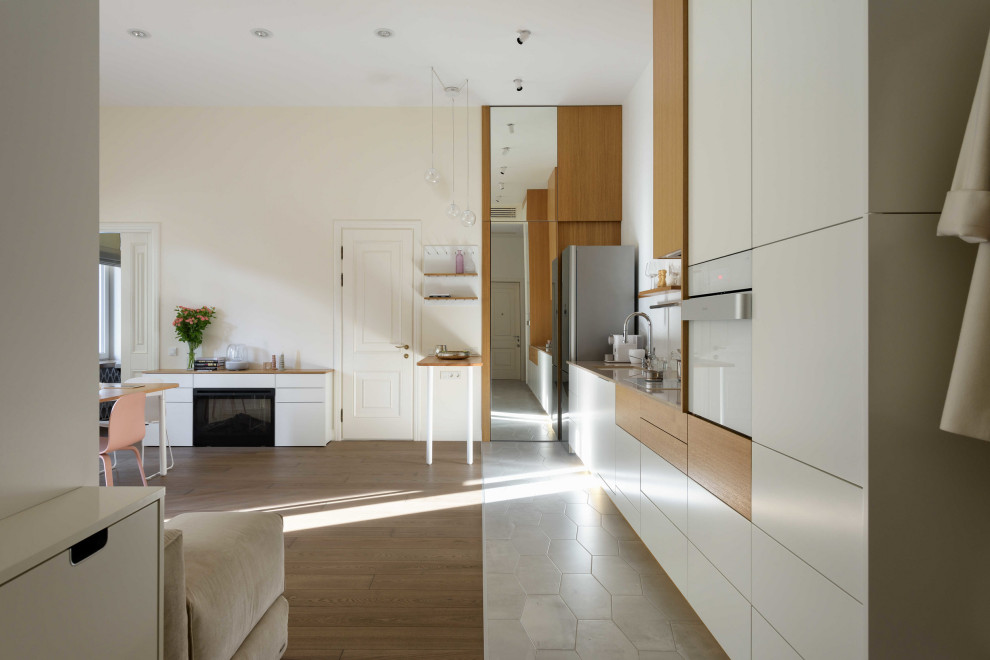 RS • Белая с деревом кухня