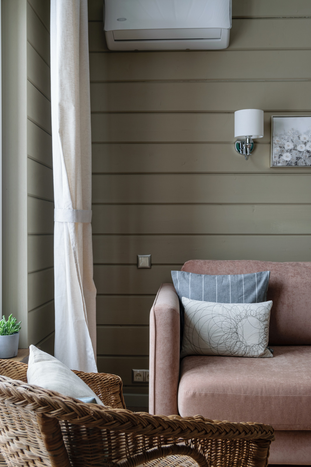 Уютный дом в скандинавском стиле с нотками английской классики