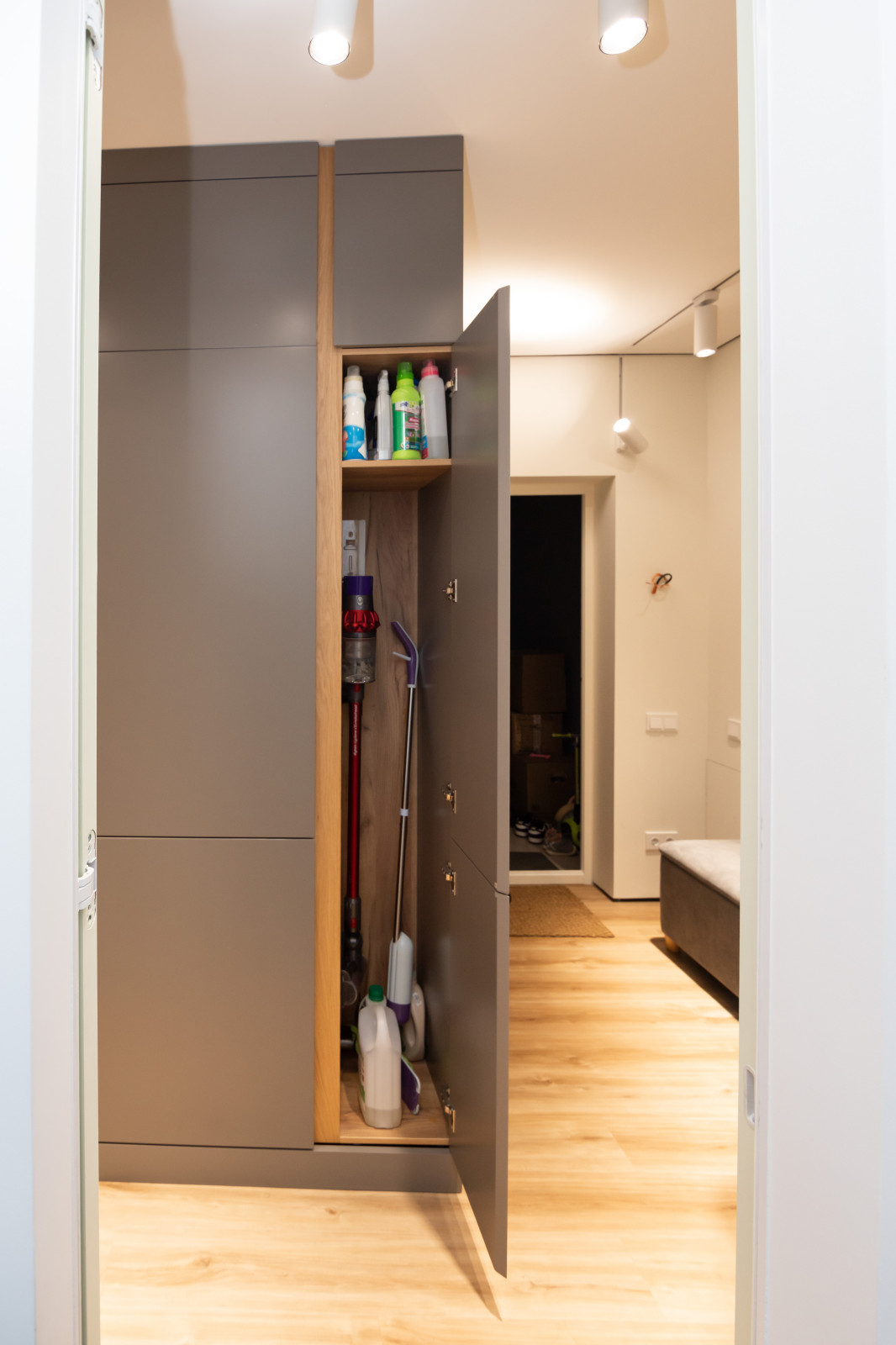 Компактная кухня-прихожая в современном стиле