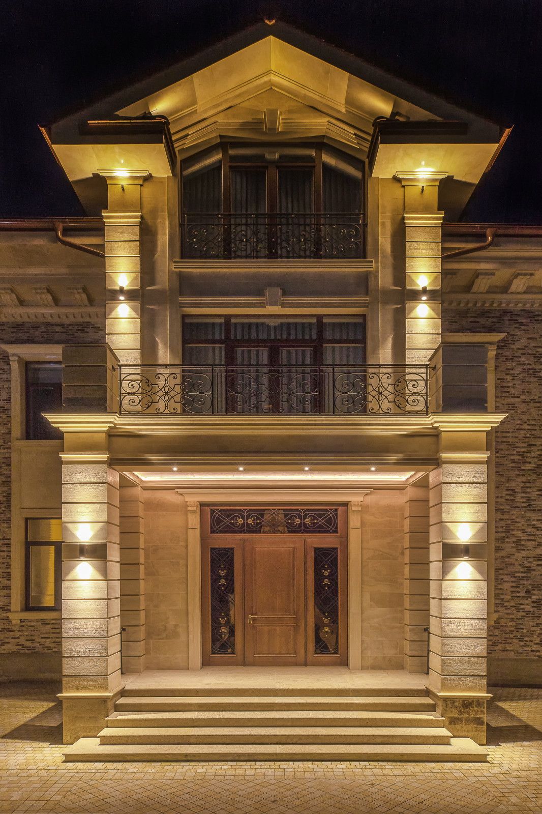 Фасад главного входа - Усадьба Променад - ночная подсветка