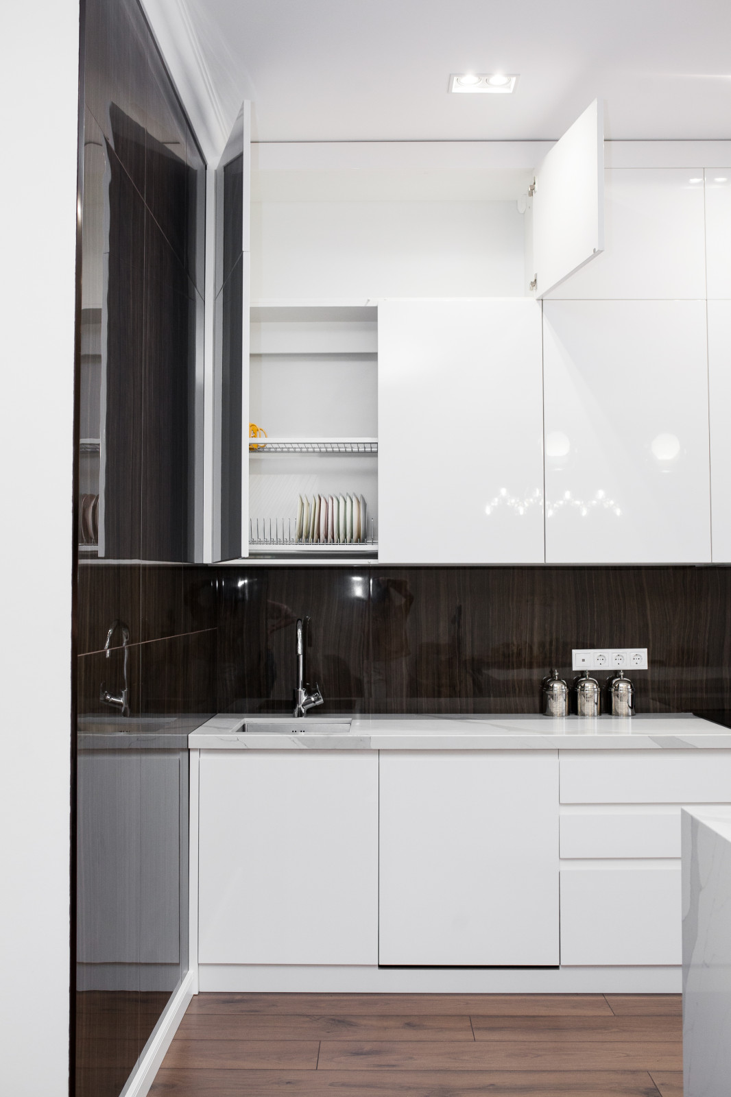 Светлая кухня в современном стиле