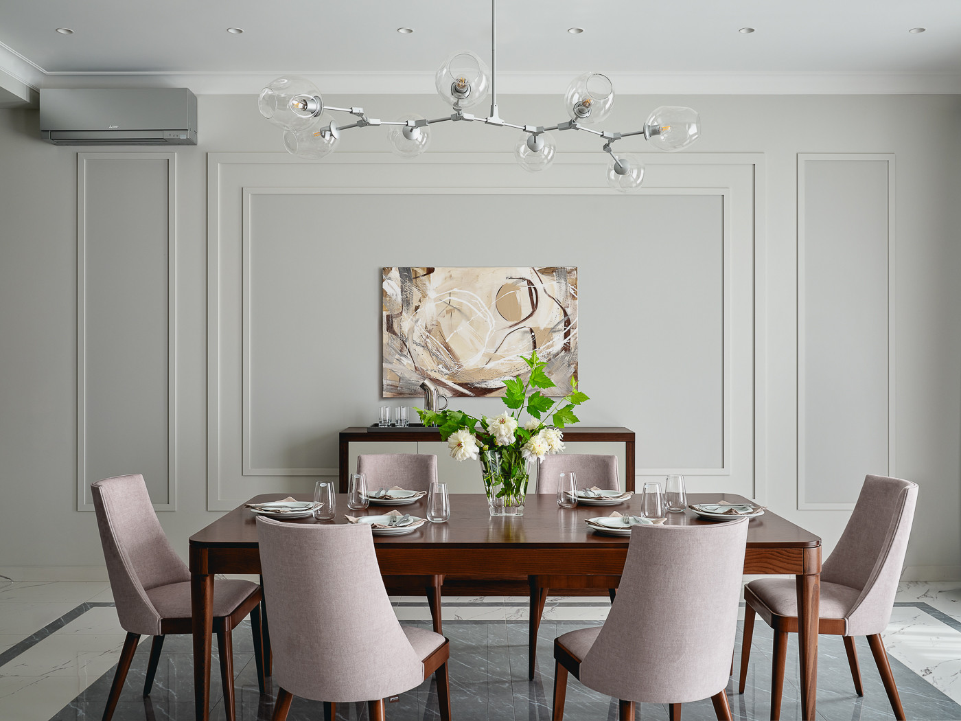 Обеденный стол в столовой