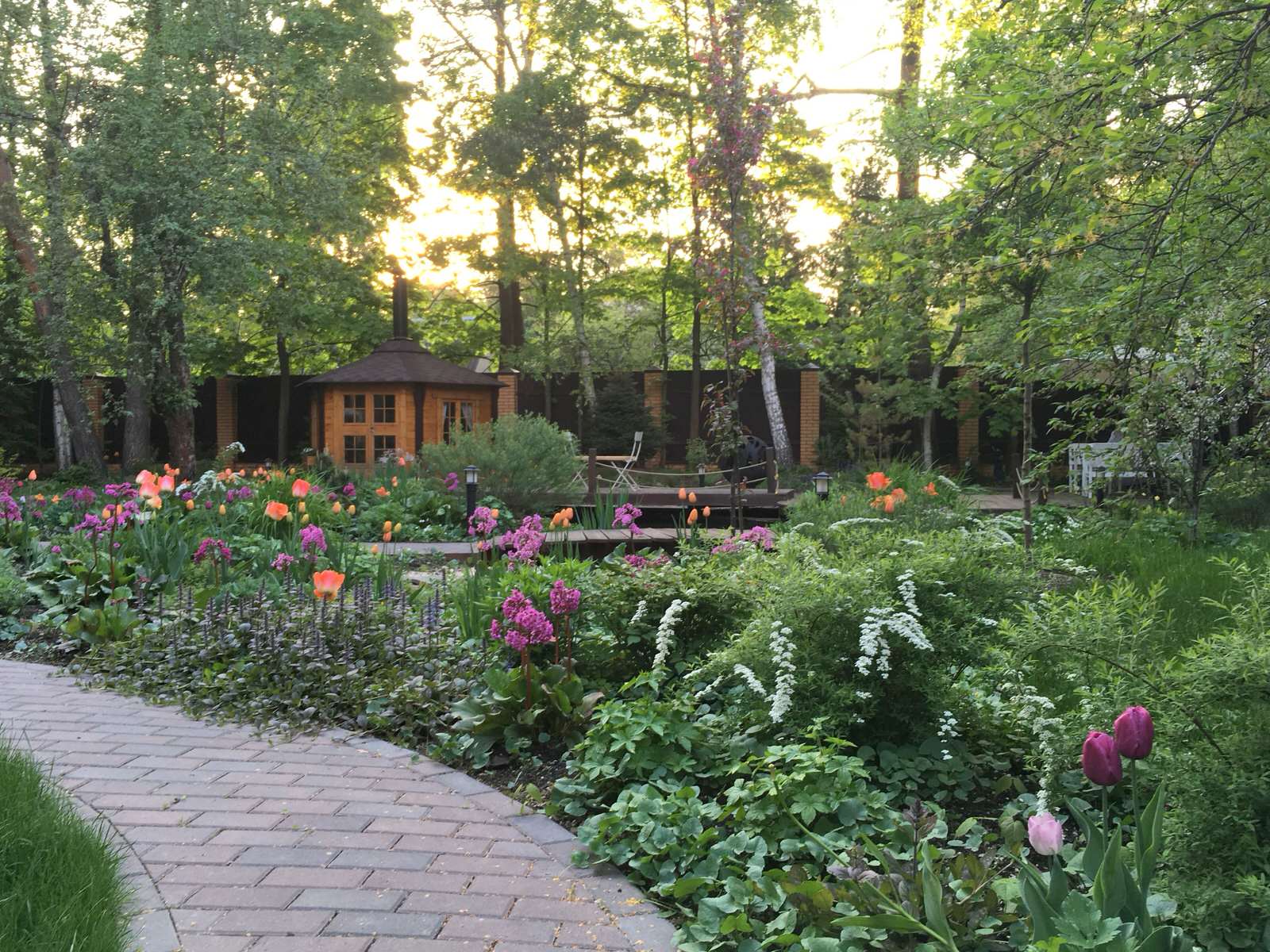 Белкин сад. Сад в стародачном поселке. Весна 2019