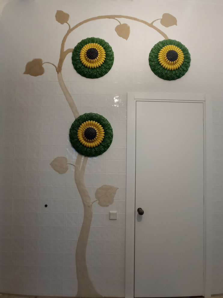 Рельефно-живописное панно в холле квартиры