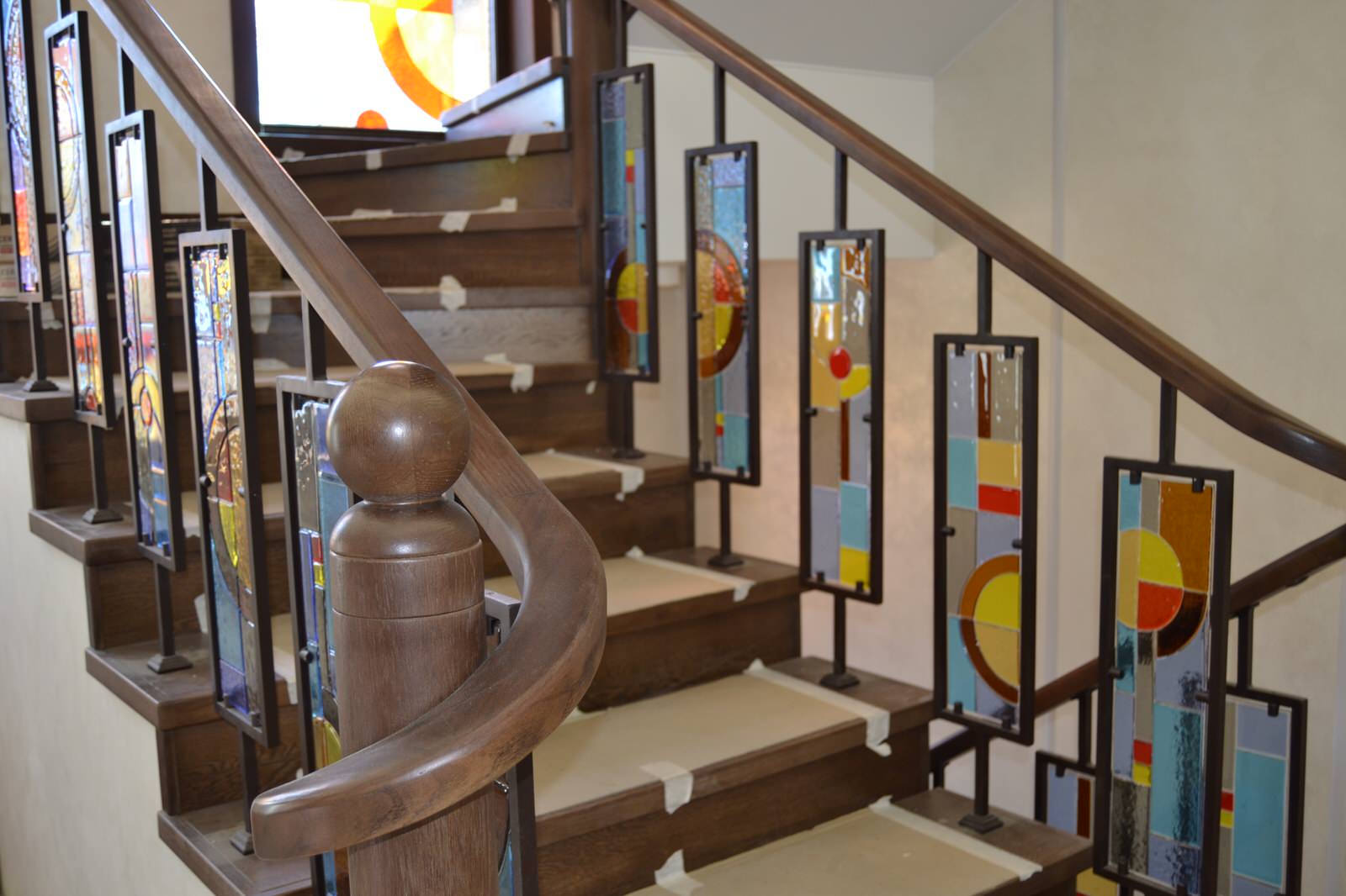 Лестница из массива дуба со стёклами Тиффани