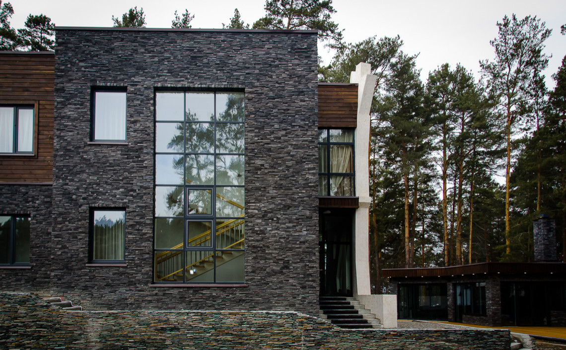 Остекление фасада загородного дома