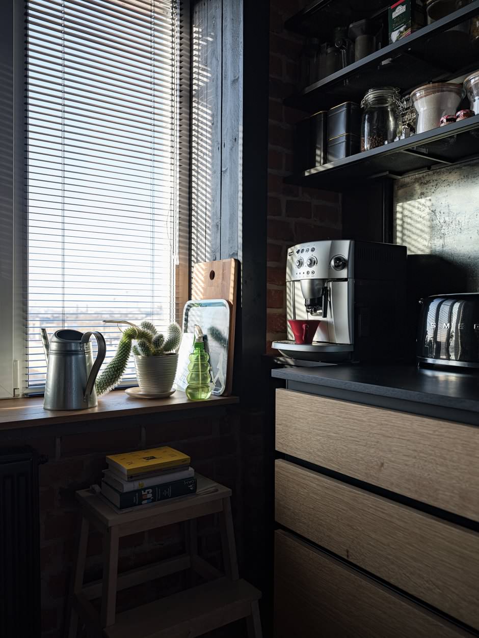 Квартира-студия с черным потолком в стиле лофт