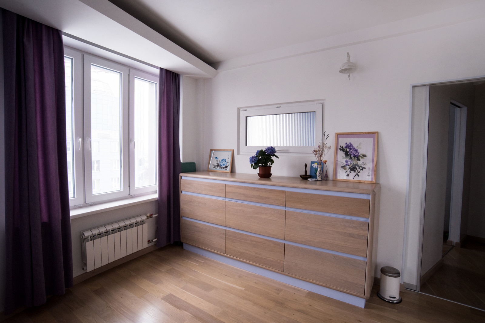 Перепланировка квартиры с радиальной фасадной стеной, авторская мозаика.