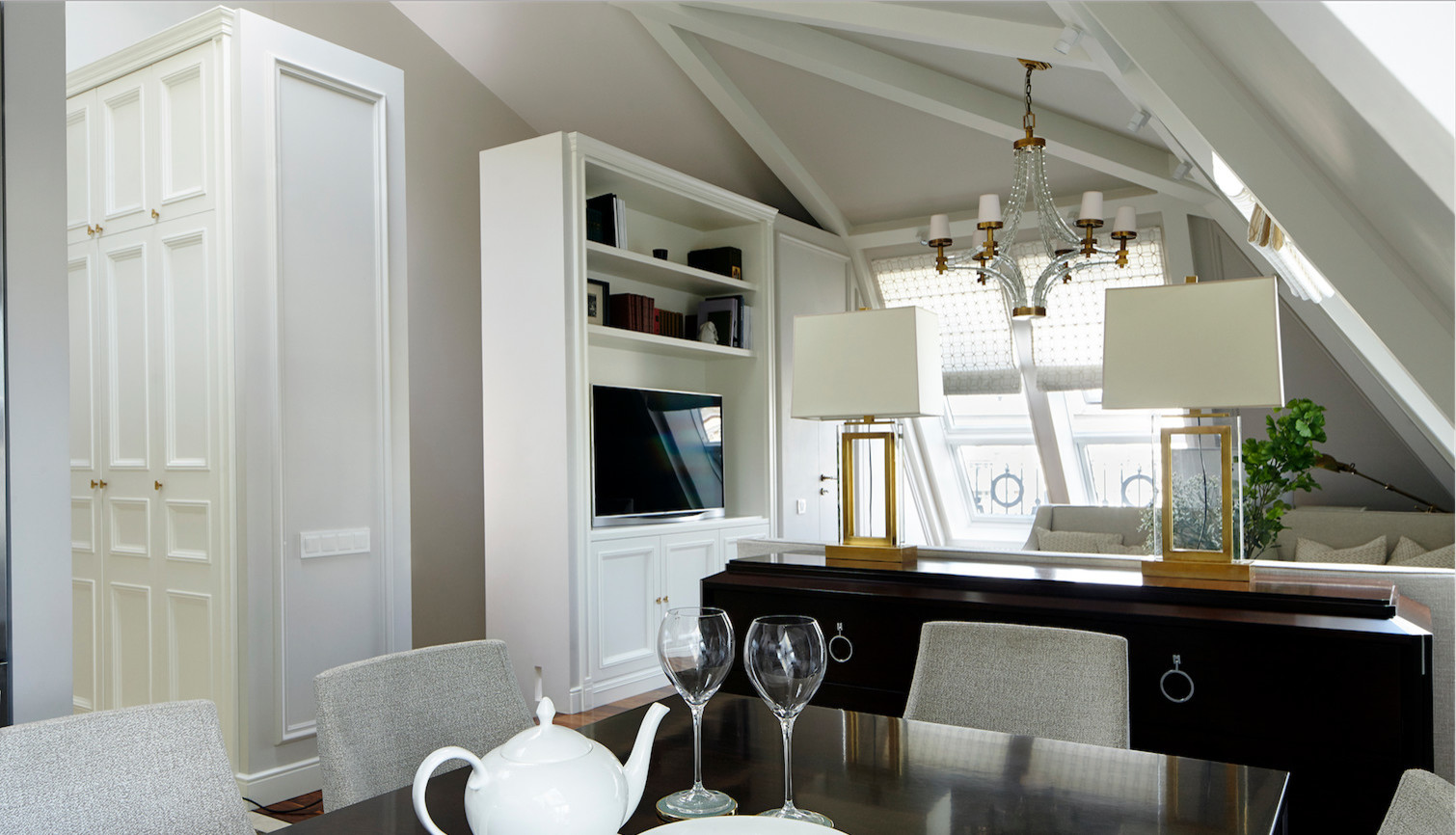 Houzz тур: Двухэтажная квартира с мансардой и спрятанной кухней