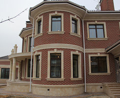 Что лучше применять для отделки фасада здания: фасадный декор из камня или пеноп