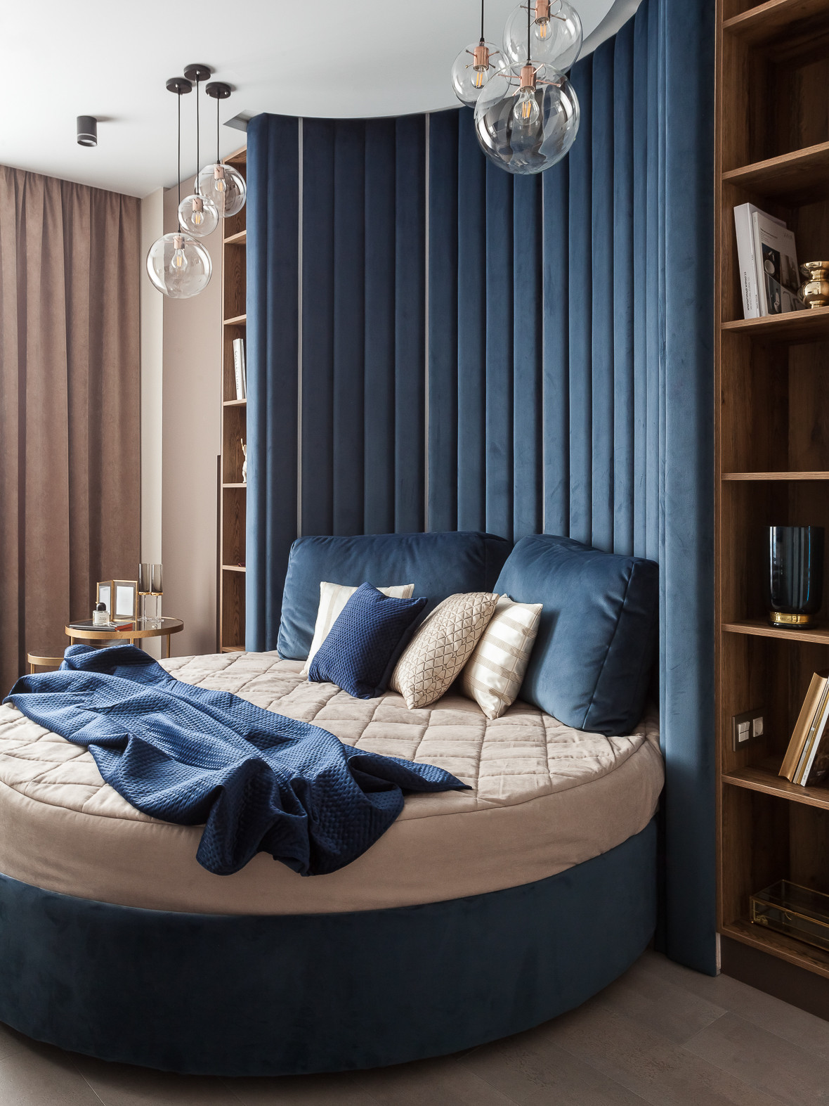 Компактная трехкомнатная квартира с круглой кроватью