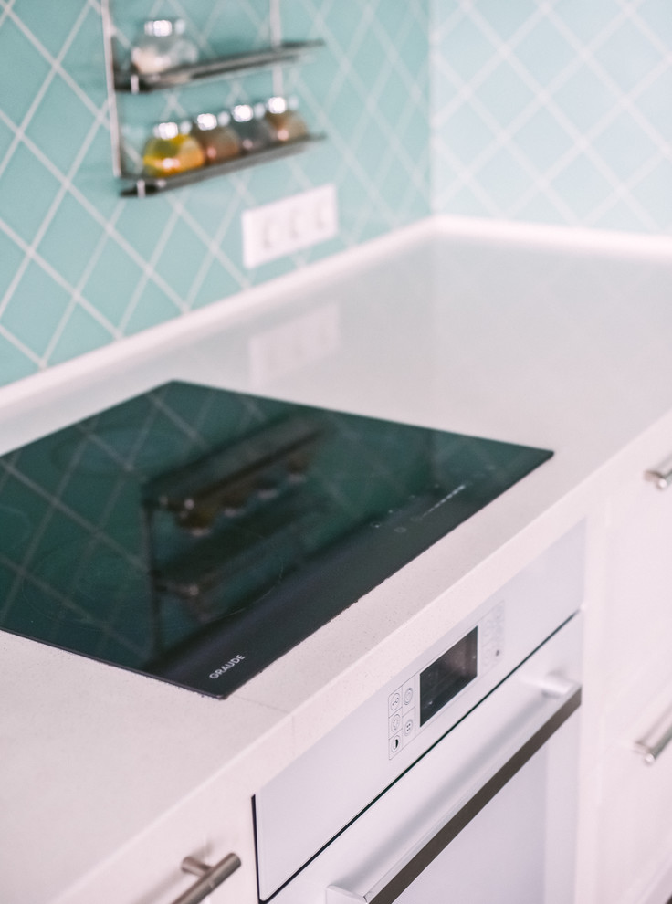 Перепланировка квартиры с радиальной фасадной стеной, авторская мозаика.