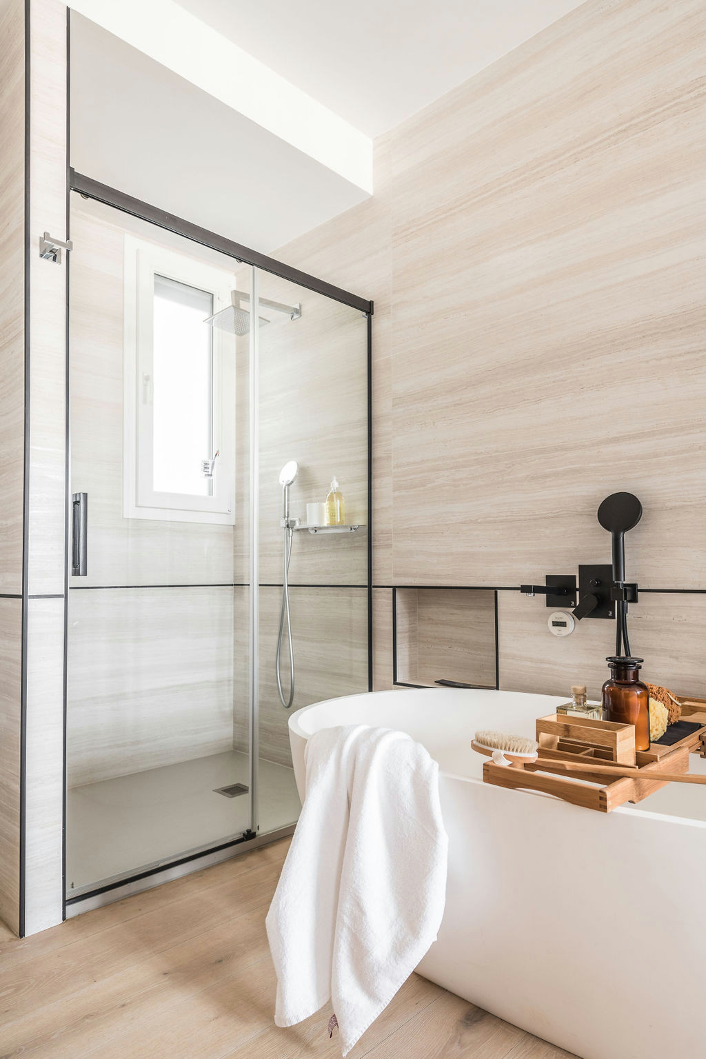 Houzz Испания: Спальня для врача с... сауной