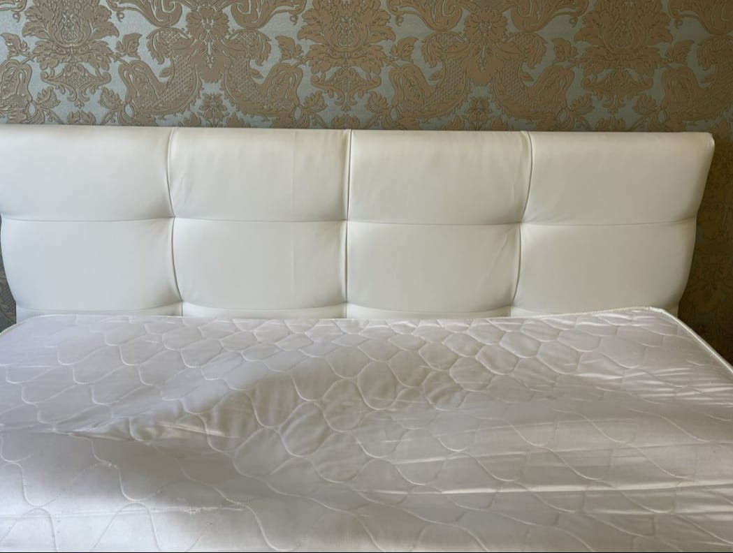 изголовье кровати