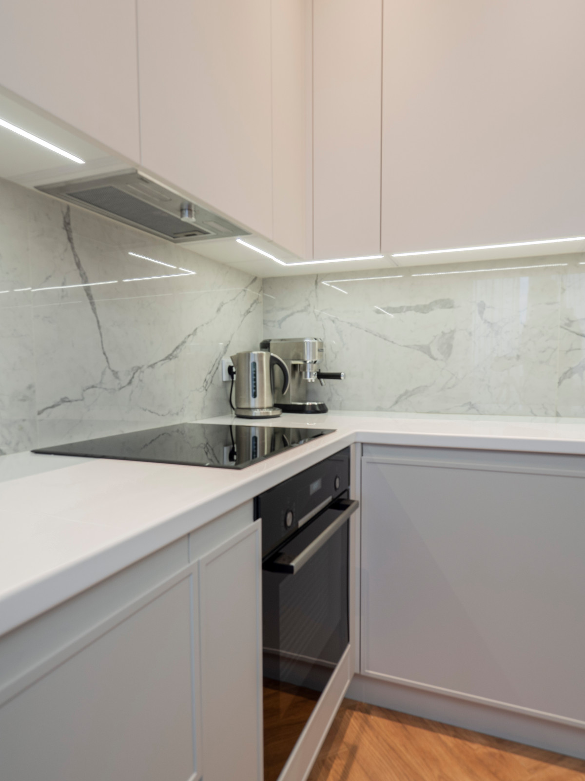 Белая кухня в стиле минимализм