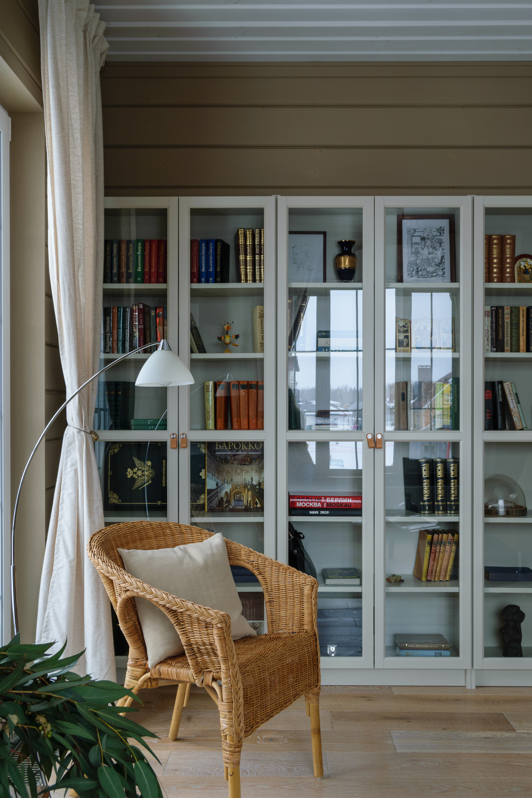 Уютный дом в скандинавском стиле с нотками английской классики