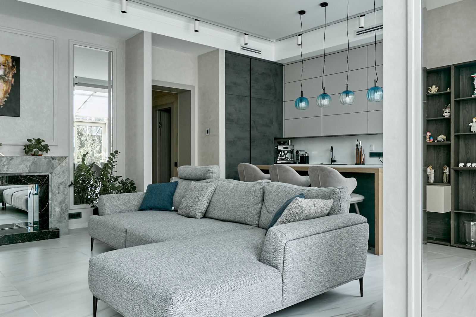 Houzz тур: Трехэтажный таунхаус с зимним садом для молодой семьи