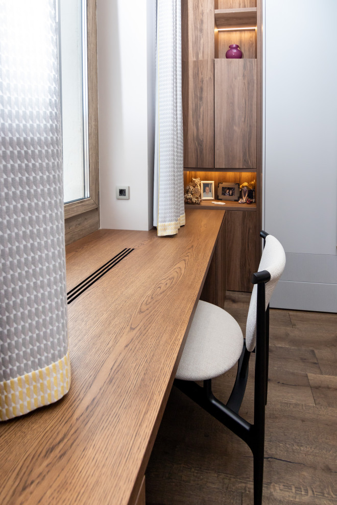 Меблировка спальни: шкаф, стеллаж и стол-подоконник