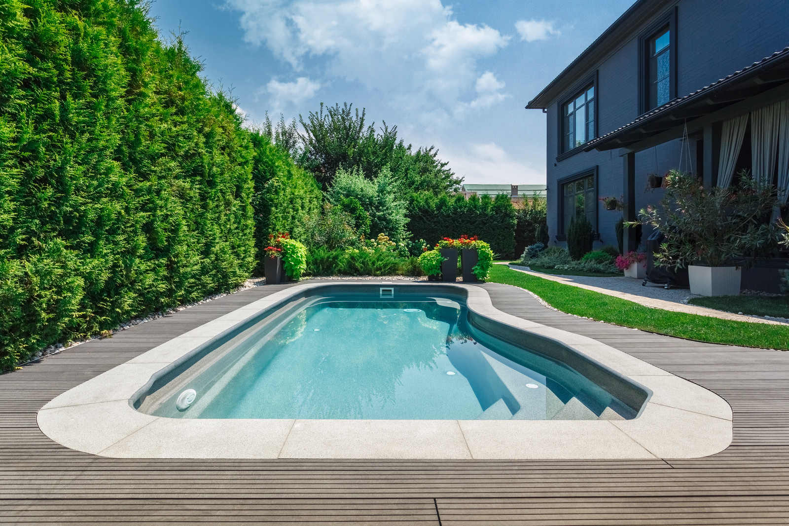 Бассейн на территории частного дома.