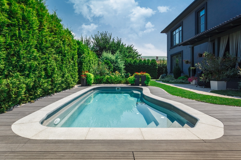 Бассейн на территории частного дома.