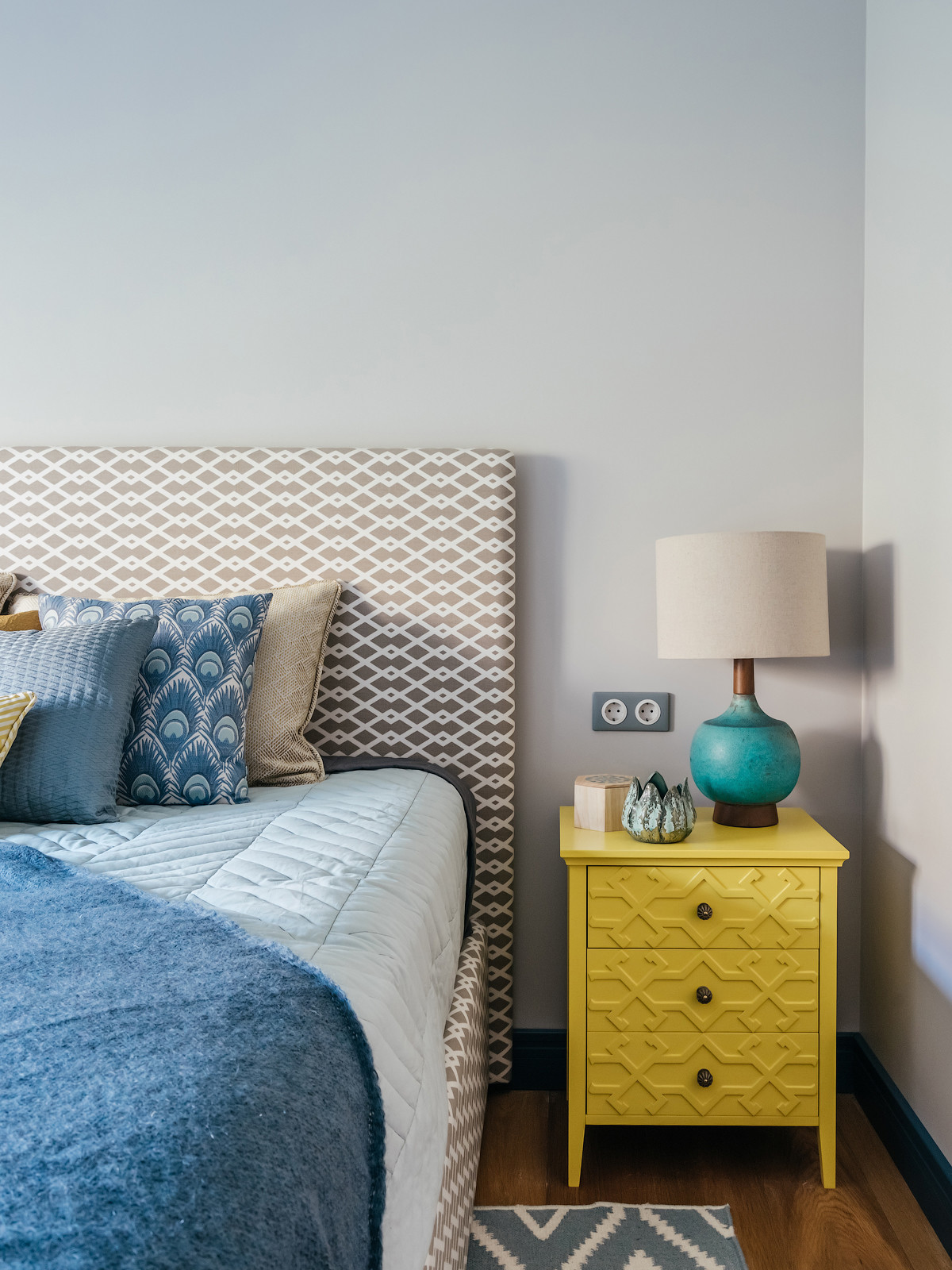 Обложка альбома: контрастная стена