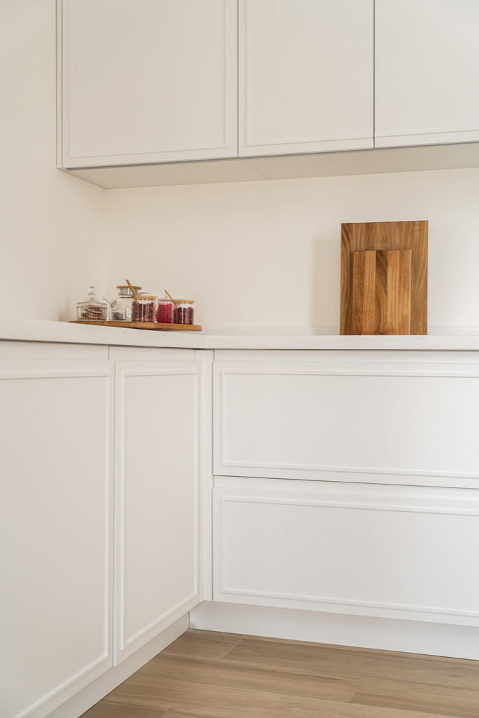 Белая кухня-гостиная