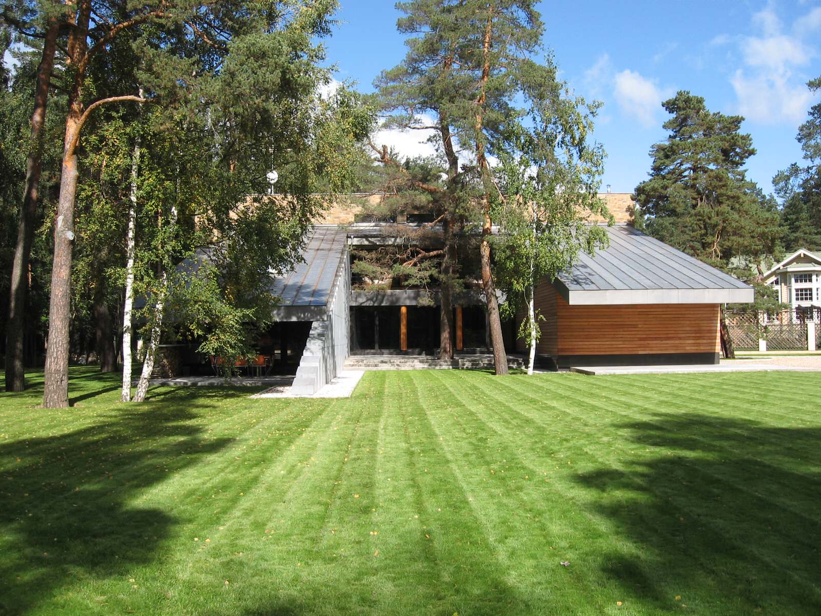 Дом в соснах у пруда