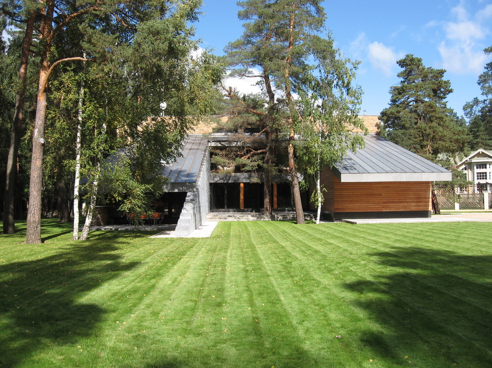 Дом в соснах у пруда