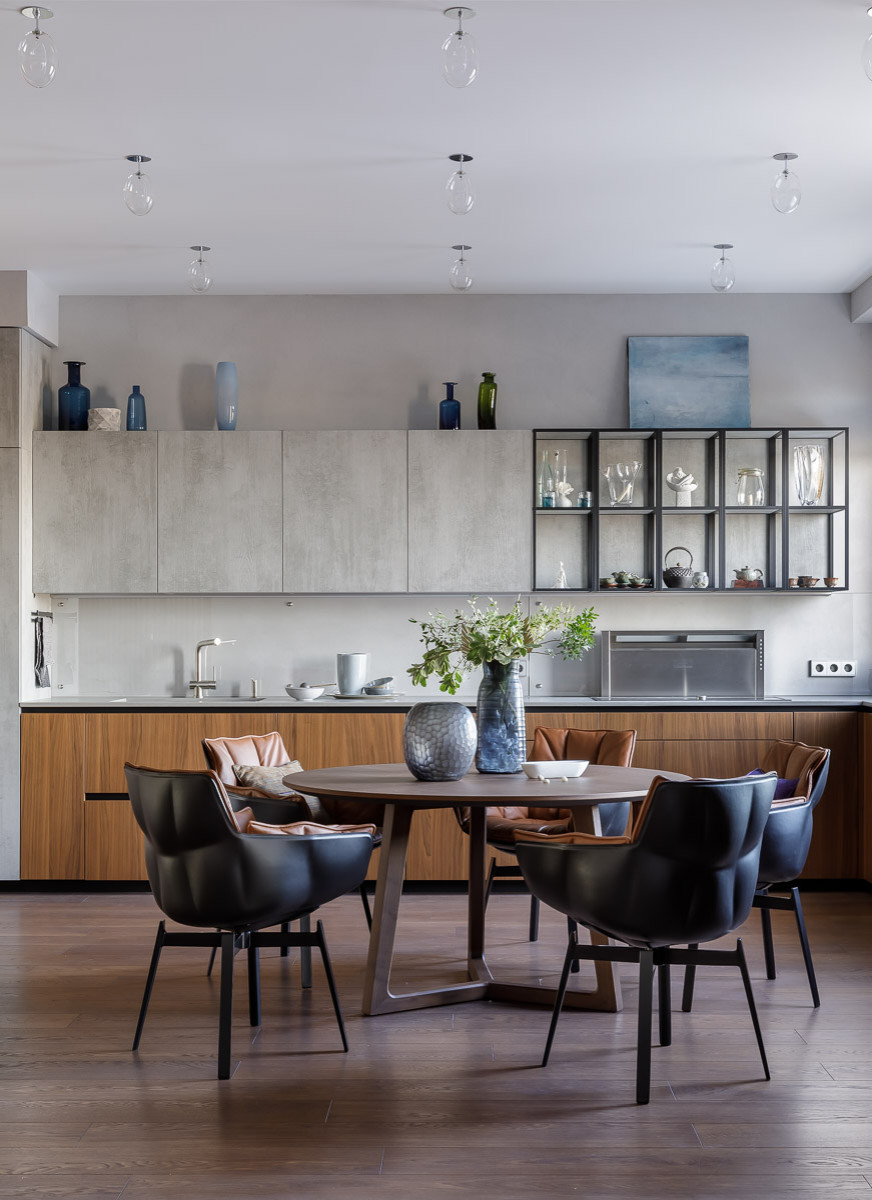 Проект недели: Красный диван и бетон вместо классики и пастели