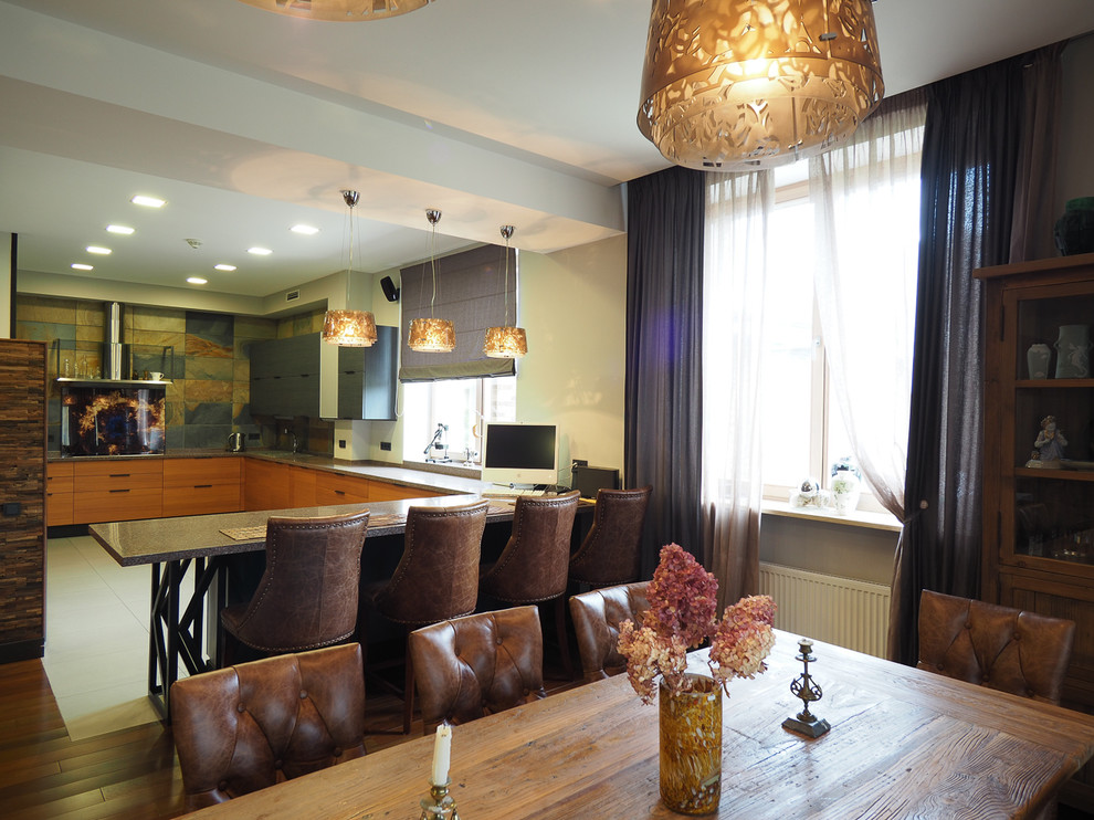 Единое пространство кухни и столовой разделено барной стойкой