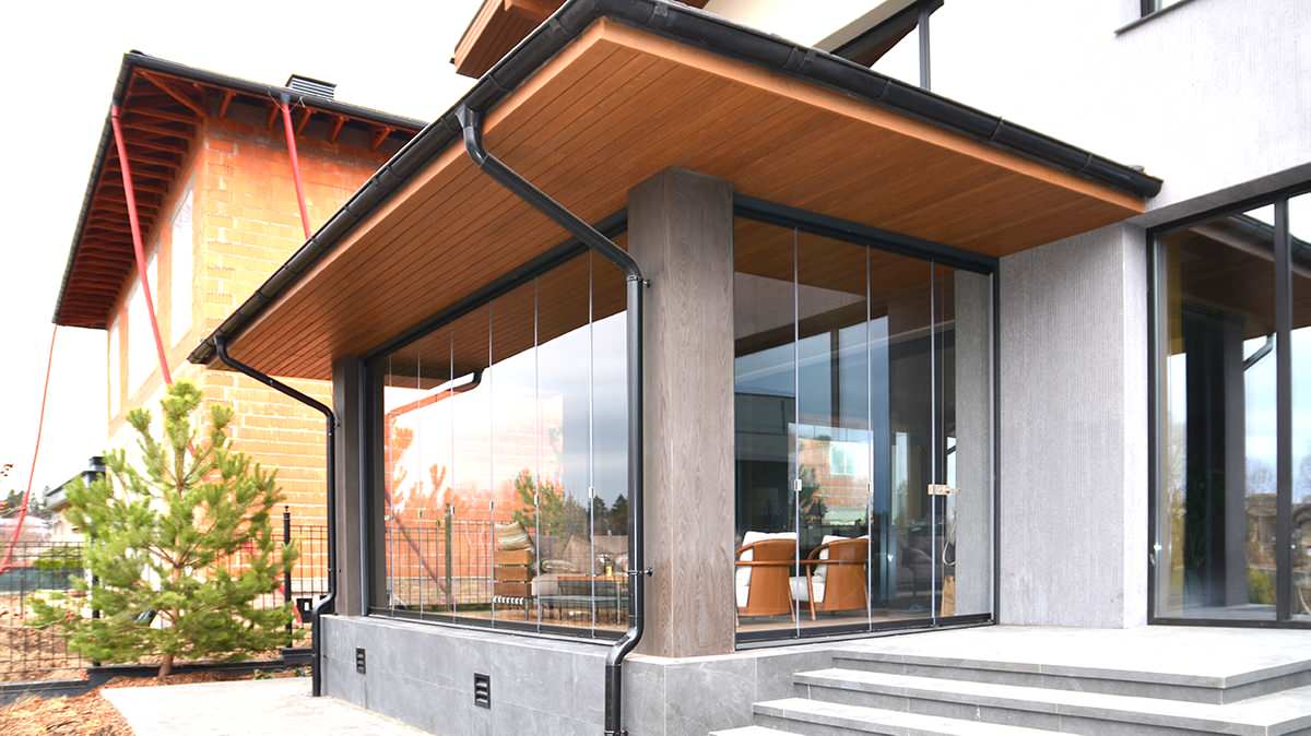 Обложка проекта: Безрамное остекление с выдвижной москитной сеткой-плиссе