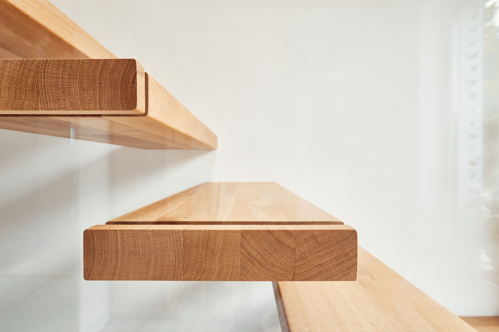 Консольная лестница из дуба со стеклянной балюстрадой