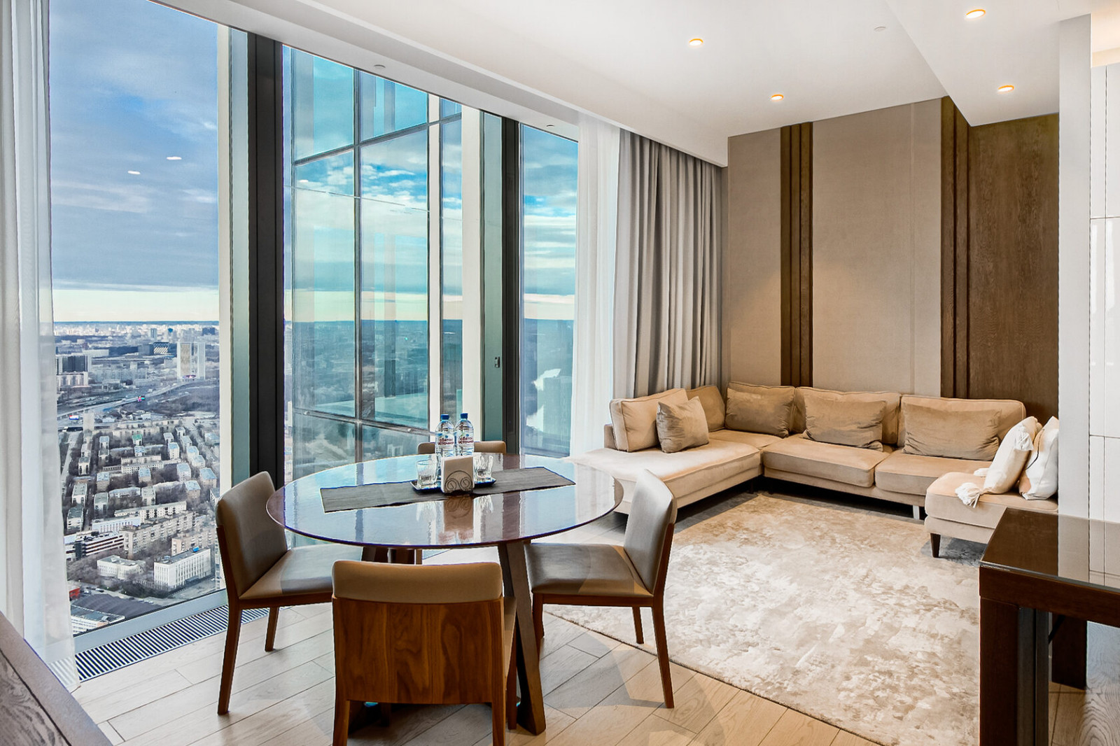 Обложка проекта: Белая кухня в ЖК Neva Towers