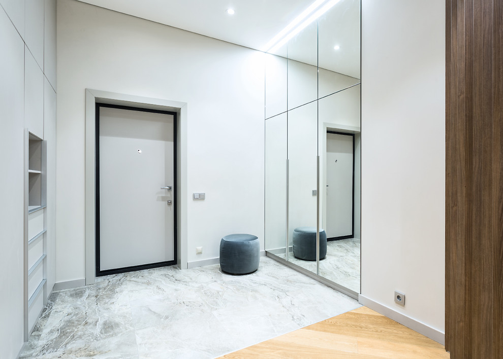 Просторная квартира с 2 спальнями в серых тонах.