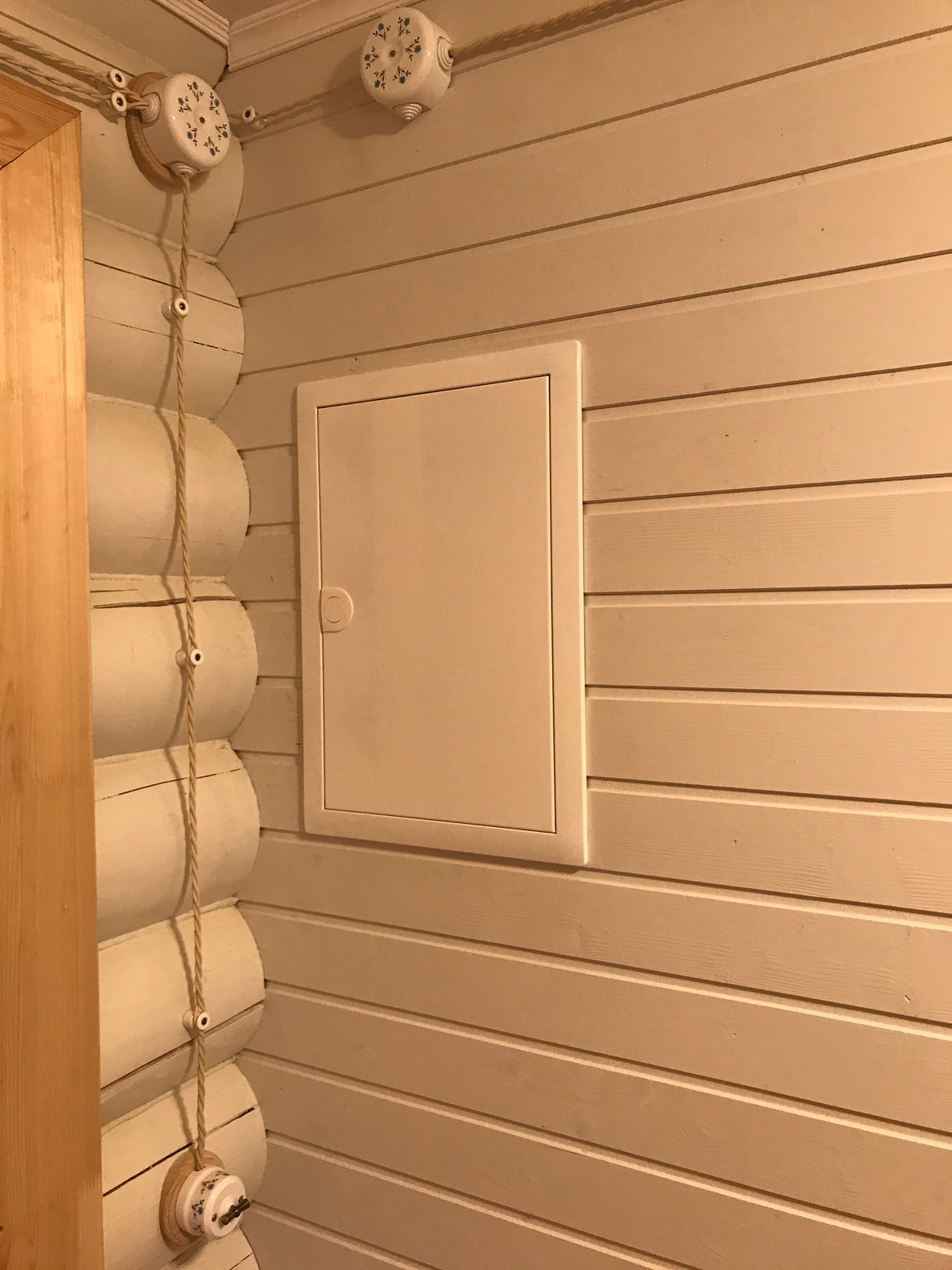 Розетки и выключатели в стиле ретро, монтаж в бревенчатом доме