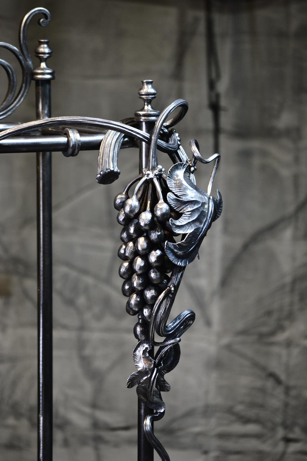 Ковка в интерьере. Винный стеллаж.