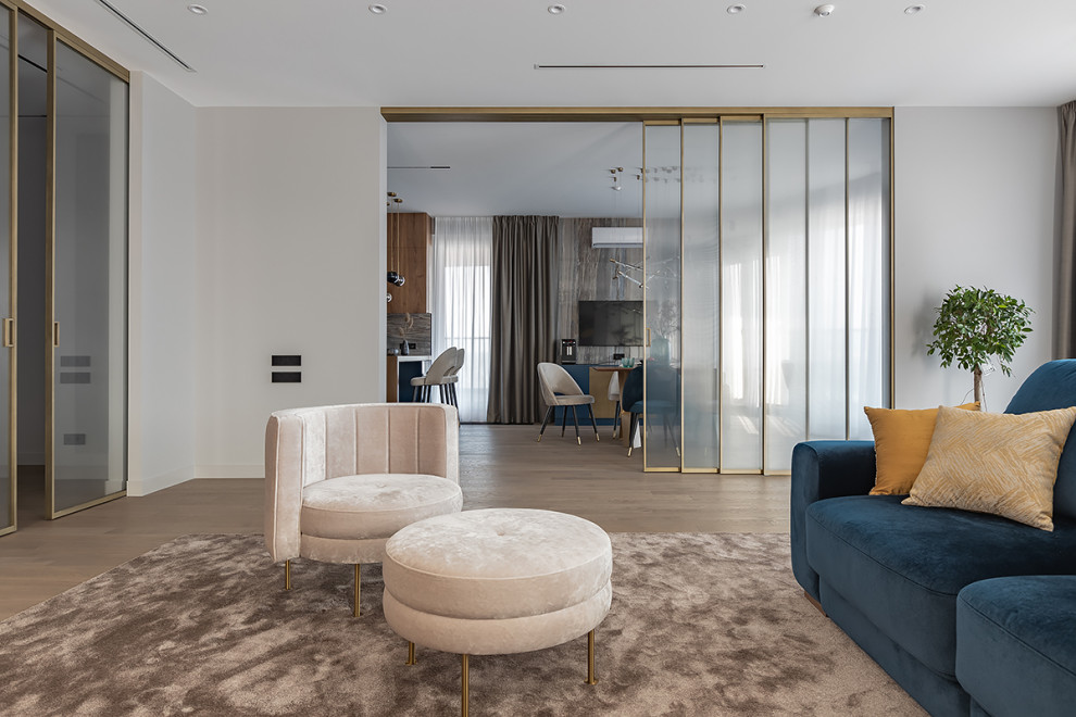 Современный интерьер с яркими акцентами в доме на набережной Невы