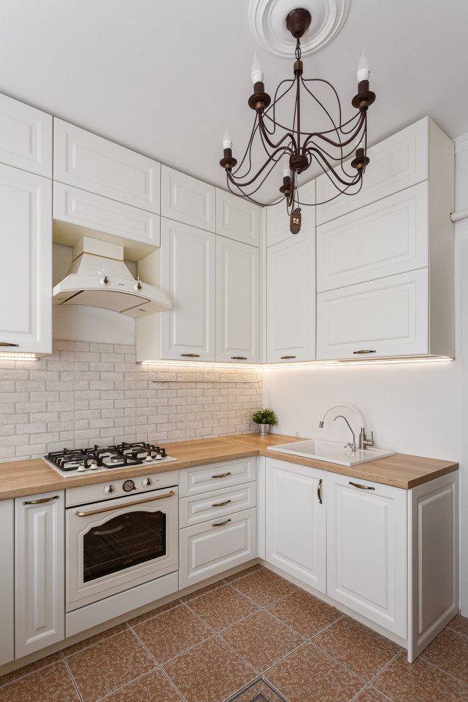 Белая кухня в стиле неоклассика