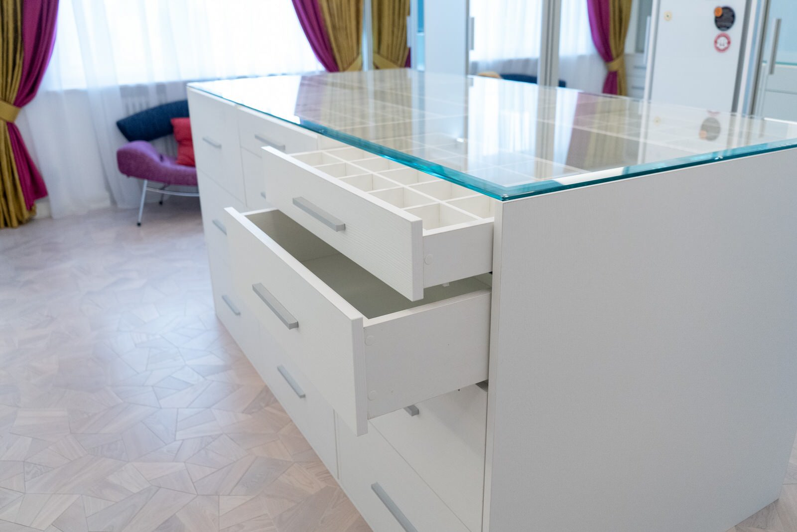 Гардеробная raumplus с комодом-островом