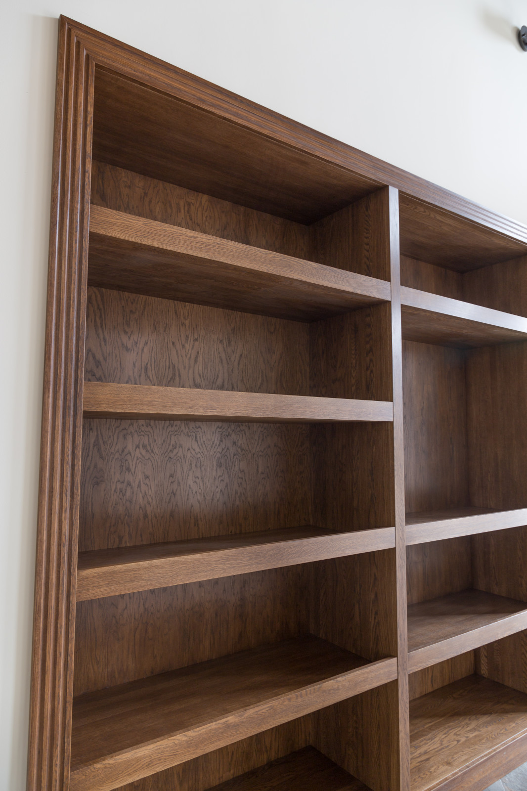 Встроенный открытый шкаф в каминной из дуба в масле