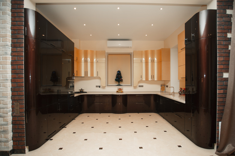 Обложка проекта: Радиусная кухня с глянцевыми фасадами