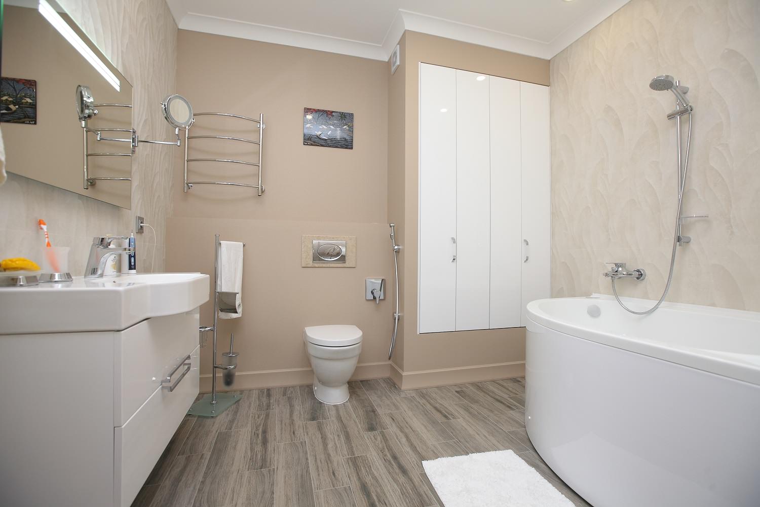 Ванная комната. За дверками спрятаны все стояки, водосчетчики. Кафель комбинируе